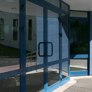 Алюминиевая дверь 700×2300 мм.
